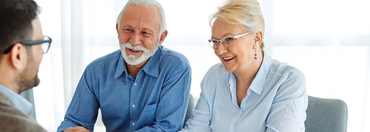 Senior stel heeft een afspraak met een adviseurt over krediet