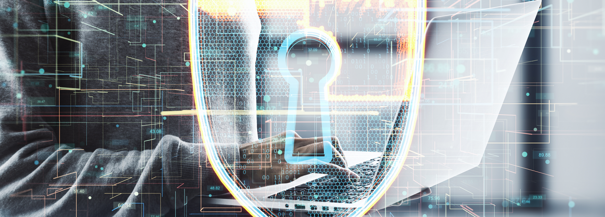 Een man met een laptop in zijn handen daarvoor wordt een slot afgebeeld als bescherming